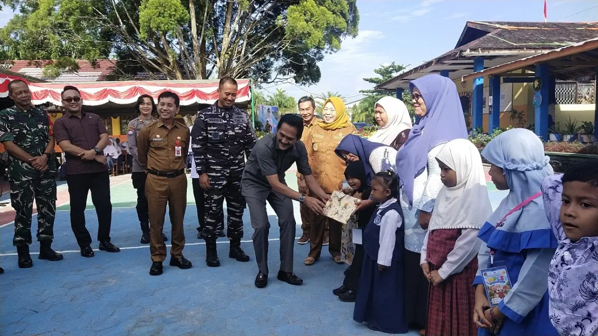 Ketua DPRD Kotawaringin Barat Mulyadin menyerahkan kartu Kobar Cerdas secara simbolis ketika mendampingi Bupati Kobar. &nbsp;(SYAMSUDIN/RADAR SAMPIT)&nbsp;