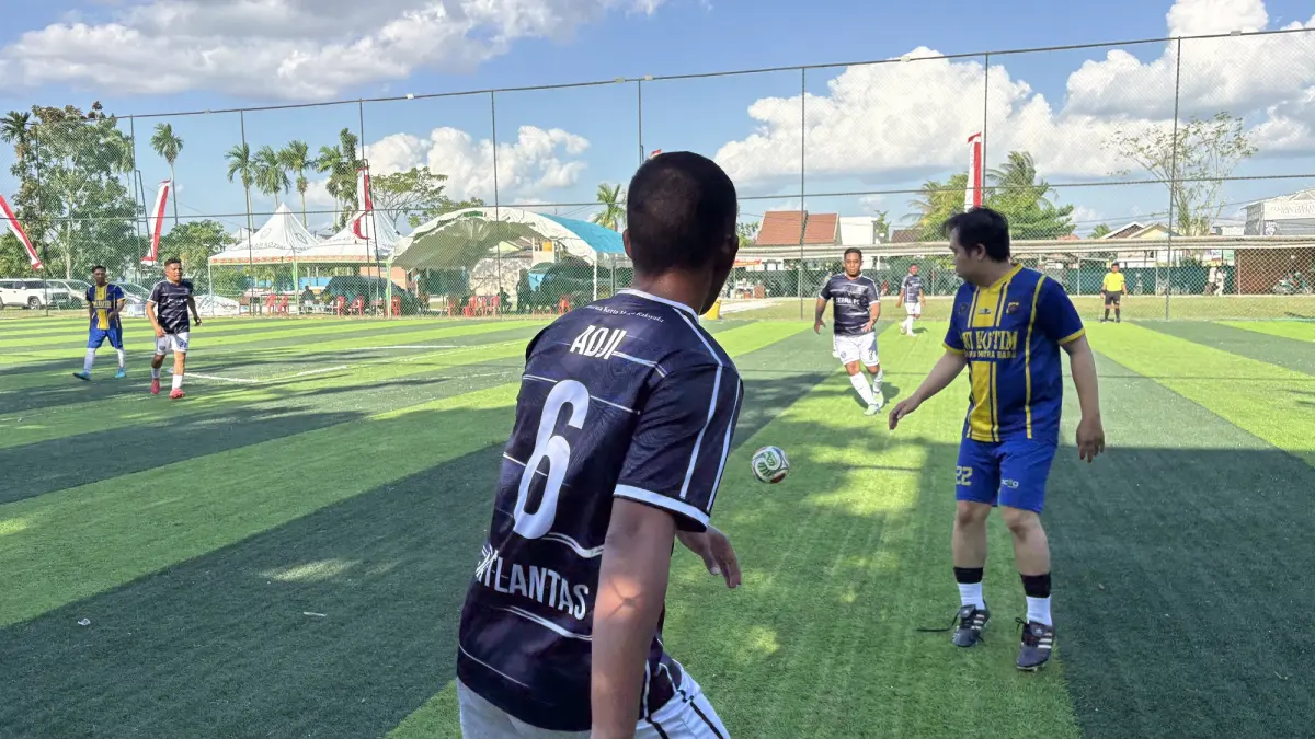 Laga antara SATLANTAS FC melawan PWI FC dalam Turnamen Mini Soccer Kapolres Kotim Cup 2026, Rabu (8/7) sore.(yuni/radarsampit)