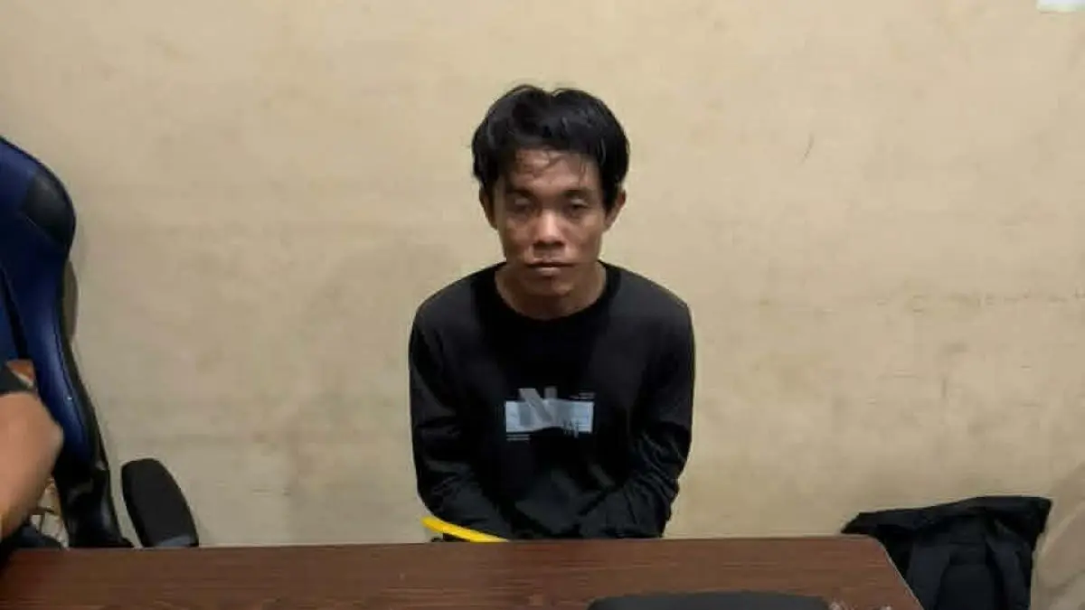 NARKOBA: Pelaku Fauzan Ahmadi alias Ojan bersama barang bukti narkotika diamankan di Satresnarkoba Polresta Palangka Raya. FOTO: IST/RADAR SAMPIT