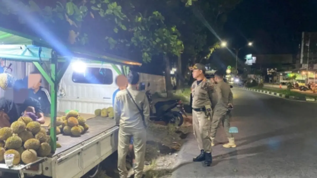 Pedagang buah durian di Jalan Pangeran Diponegoro, Kelurahan Sidorejo, Kecamatan Arut Selatan, Kabupaten Kotawaringin Barat, belum lama ini. (IST/RADAR SAMPIT)