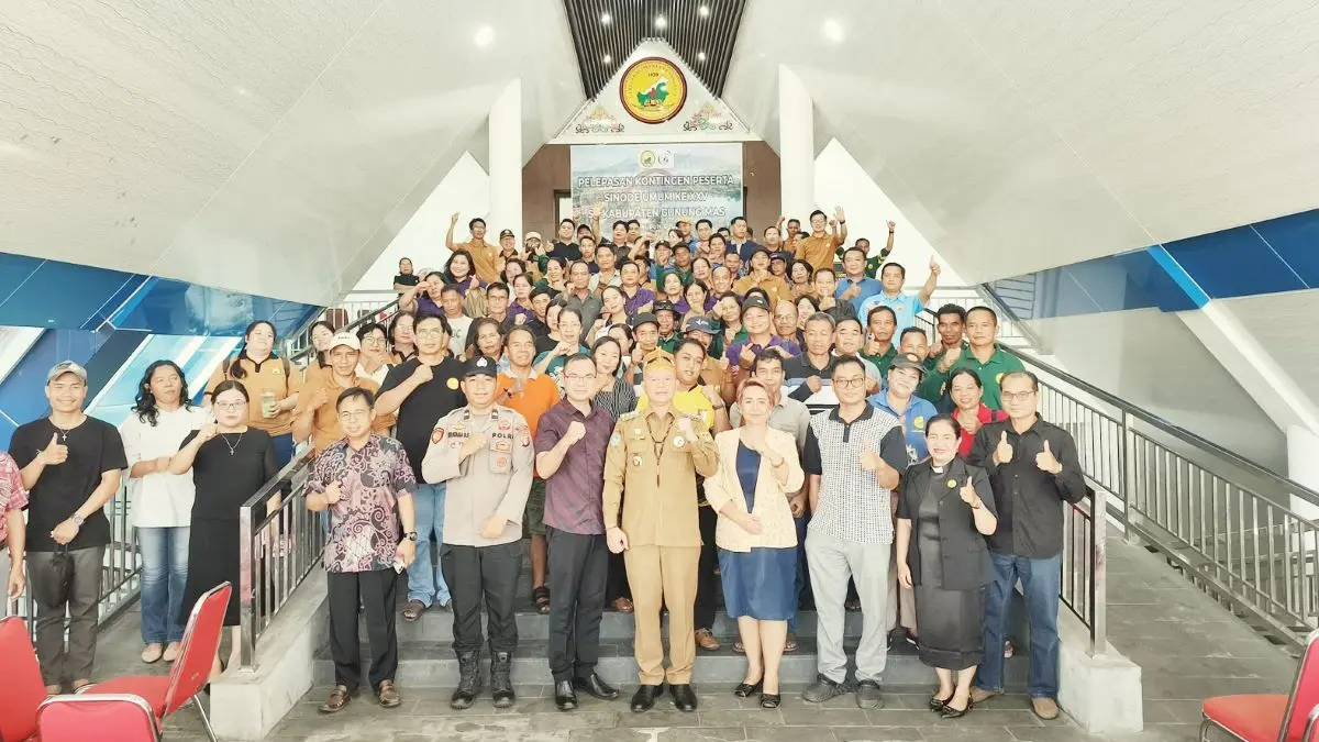 PELEPASAN : Bupati Gumas Jaya Samaya Monong saat berfoto bersama dengan kontingen yang akan mengikuti Sinode Umum Gereja GKE XXV Tahun 2026 di Kota Puruk Cahu, Kabupaten Murung Raya, Senin (6/7/2026) sore. FOTO : ARHAM SAID/RADAR SAMPIT