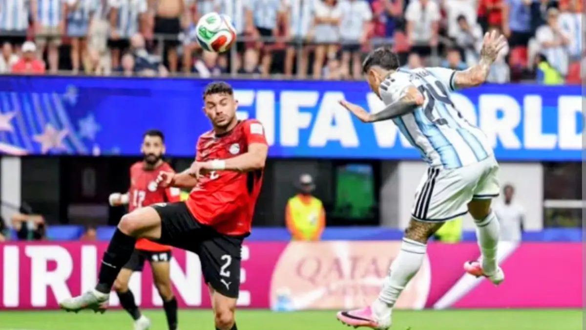 Pemain Argentina Enzo Fernandez saat menyundul bola ke gawang timnas Mesir, untuk gol ketiga mereka di babak 16 besar Piala Dunia 2026, Rabu (8/7) dini hari WIB. (net)