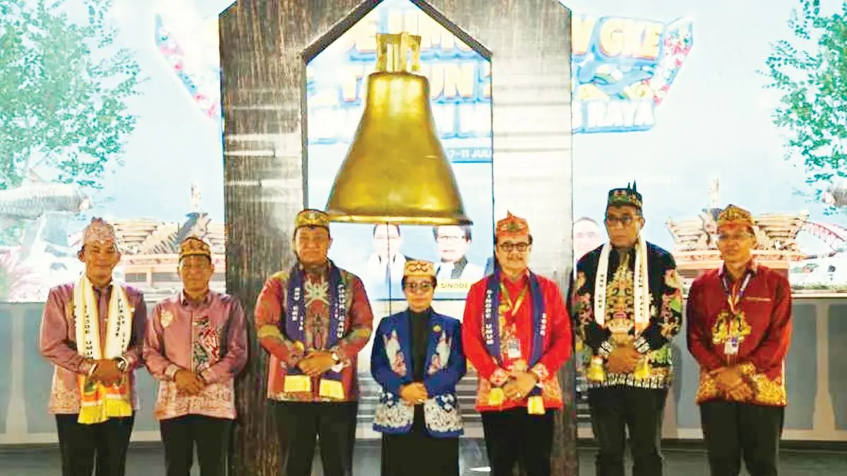 PEMBUKAAN SIDANG: Wakil Gubernur Kalteng Edy Pratowo (tiga dari kiri) saat kegiatan pembukaan Persidangan Sinode GKE. FOTO: BIRO ADPIM/RADAR SAMPIT