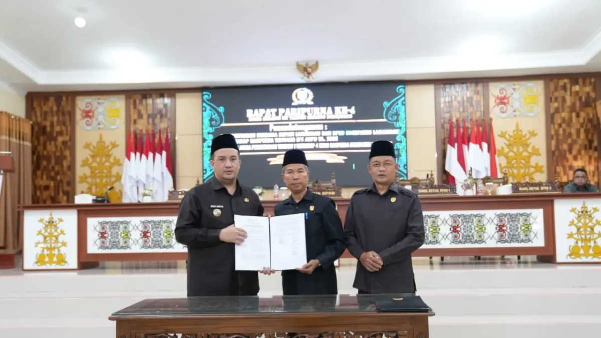 Penandatanganan berita acara dalam rapat paripurna DPRD Kabupaten Lamandau, Rabu (8/7).&nbsp; (RIA/RADAR SAMPIT)&nbsp;