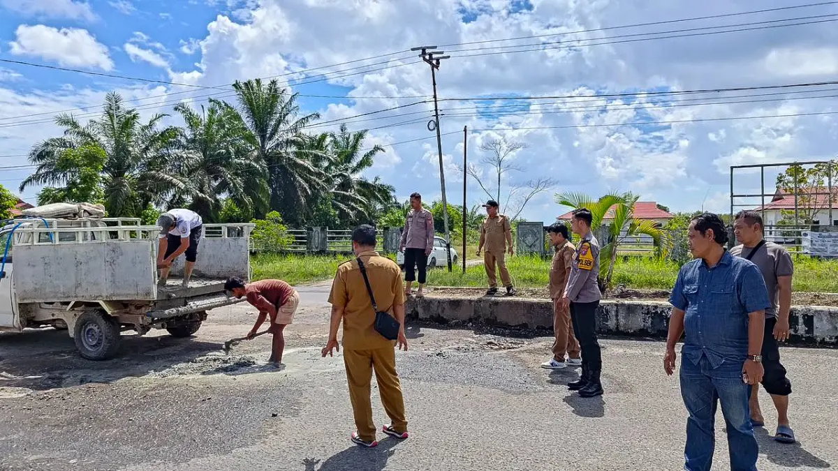 Pengecoran jalan berlubang di Jalan Bakrie Entong, Desa Pembuang Hulu I, Kecamatan Hanau, Rabu (8/7).