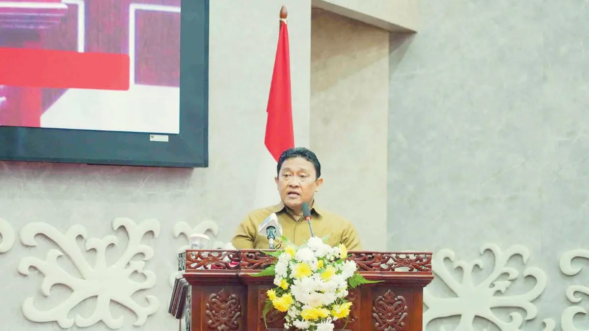 PAPARAN: Wakil Gubernur Kalteng Edy Pratowo saat menyampaikan arah pembangunan daerah pada kegiatan rapat paripurna. FOTO: YUSHO/RADAR SAMPIT 