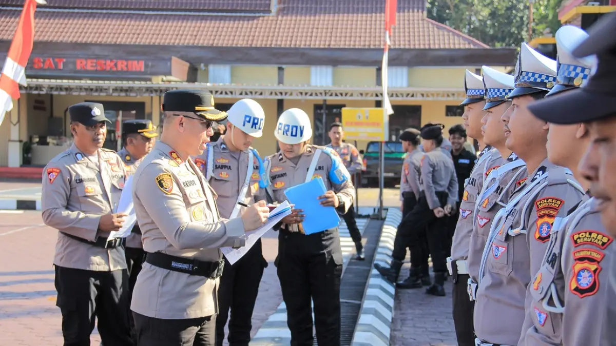 PILKADES: Kapolres Seruyan AKBP Beddy Suwendi mengecek personel untuk pengamanan Pemilihan Kepala Desa (Pilkades) Serentak di Seruyan, Selasa (7/7).&nbsp;