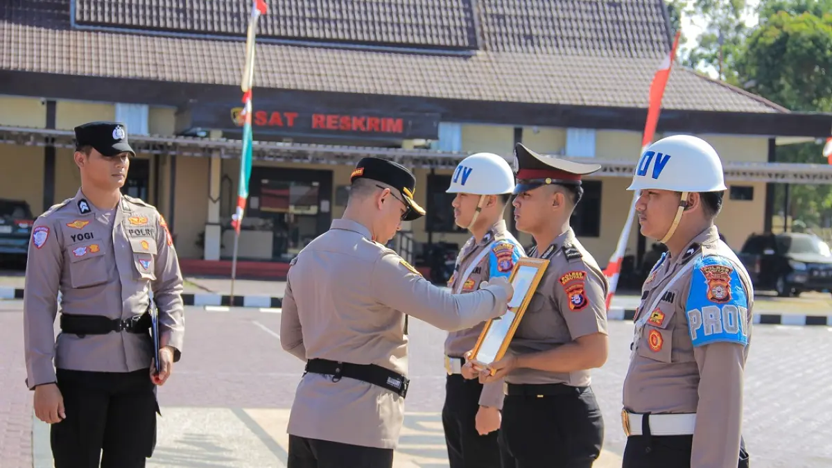 Polres Seruyan memberhentikan tidak dengan hormat (PTDH) seorang anggota berpangkat Brigpol berinisial DH melalui upacara yang dipimpin langsung Kapolres Seruyan AKBP Beddy Suwendi, Selasa (7/7).