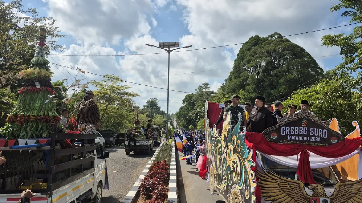Ribuan warga memadati kawasan Bundaran Rusa, Nanga Bulik, untuk menyaksikan Kirab Budaya Grebeg Suro Kabupaten Lamandau 2026. (RIA/RADAR SAMPIT)&nbsp;