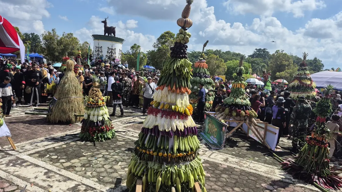 Ribuan warga memadati kawasan Bundaran Rusa, Nanga Bulik, untuk menyaksikan Kirab Budaya Grebeg Suro Kabupaten Lamandau 2026. (RIA/RADAR SAMPIT)&nbsp;