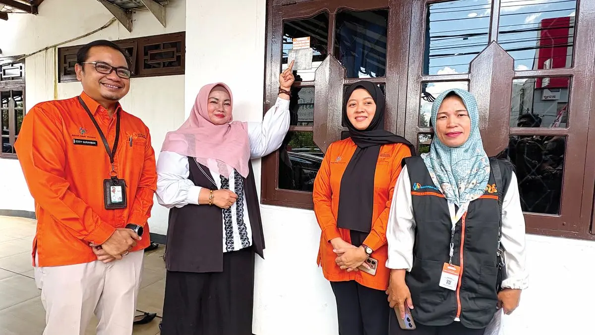 SENSUS: Wakil Bupati Kotim Irawati menunjukkan stiker tanda petugas telah melakukan Sensus Ekonomi 2026, Rabu (8/7/2026). FOTO: YUNI/RADAR SAMPIT 