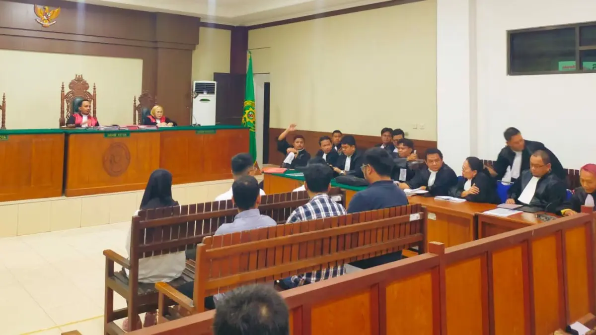 Sidang perdana perkara dugaan tindak pidana korupsi penjualan mineral zirkon dan mineral turunannya di Kalteng, yang belum menyentuh pokok perkara.(dodi/radarsampit)