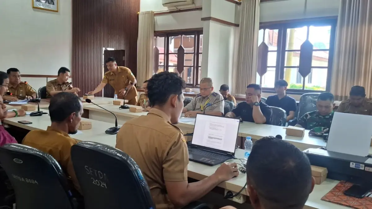 Suasana mediasi sekelompok warga Luwuk Bunter Kecamatan Cempaga, dengan pihak PT BSP yang dipimpin asisten I Setda Kotim, Senin (6/7).(rado/radarsampit)