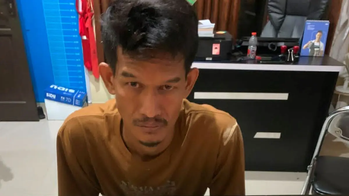 TAK BERKUTIK : Mahmudin alias Udin diamankan bersama barang bukti narkotika. FOTO IST RADAR SAMPIT
