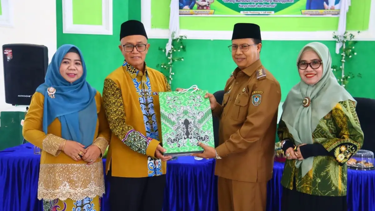 Taufikurrahman menyerahkan jabatan Kepala Kantor Kementerian Agama (Kemenag) Kabupaten Seruyan kepada Rahmat Fauzi di Aula Kantor Kemenag Kabupaten Seruyan, Selasa (7/7). (RIFANI/RADAR SAMPIT)&nbsp;