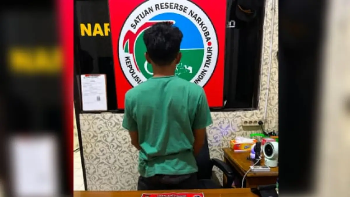 AR, tersangka pengedar sabu bersama barang bukti yang diamankan polisi di Jalan Metro TV, Kelurahan Ketapang, Kecamatan Mentawa Baru Ketapang. (Humas Polres Kotim/Radar Sampit)&nbsp;