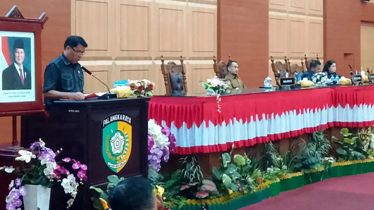 Dudie B Sidau menyampaikan laporan hasil reses DPRD pada kegiatan rapat paripurna beberapa waktu lalu.(yusho/radarsampit)