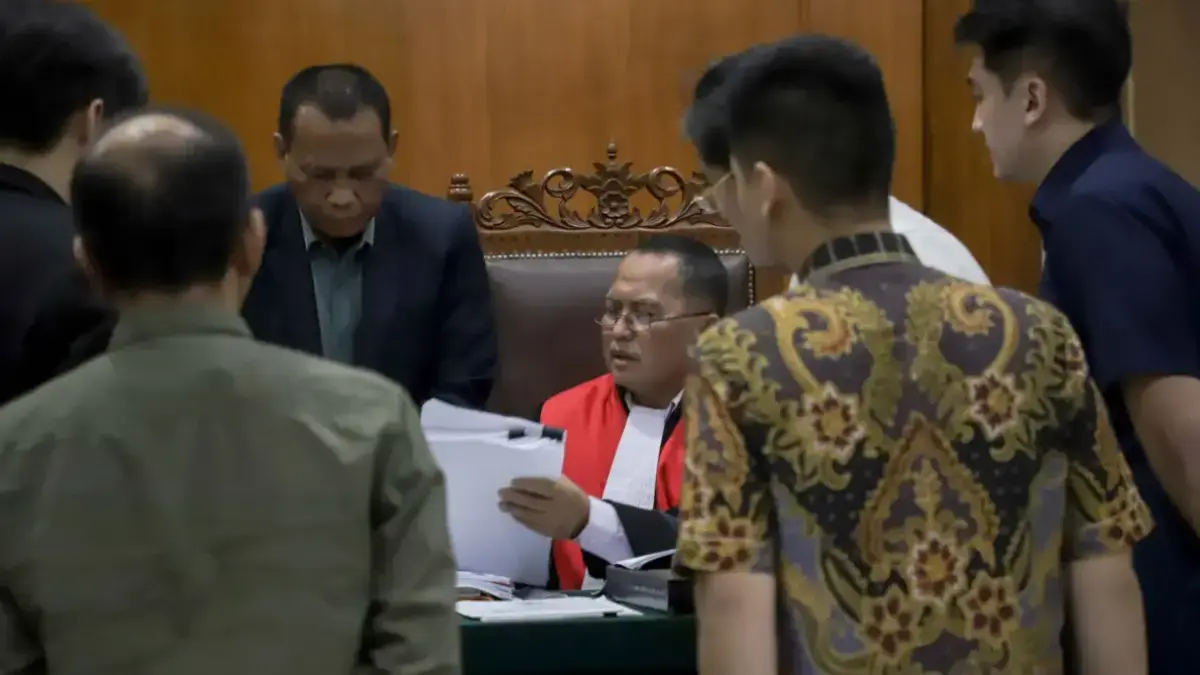 Hakim Pengadilan Negeri Surabaya memeriksa berkas saat berlangsung sidang gugatan PT Java Fortis Corporindo melawan Nany Wijaya. (Jawa Pos)