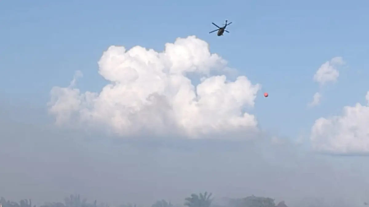 Helikopter pembom air memadamkan kebakaran di wilayah Desa Eka Bahurui, Kecamatan Mentawa Baru Ketapang, Rabu (8/7/2026). (BPBD Kotim)&nbsp;