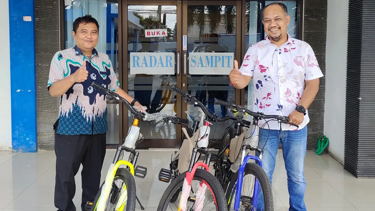 Kabag Keuangan Perumdam Tirta Mentaya Syamsul Rizal menyerahkan tiga buah sepeda kepada Ketua Panitia Tono Triyanto, Kamis (9/7/2026).(bela/radarsampit)