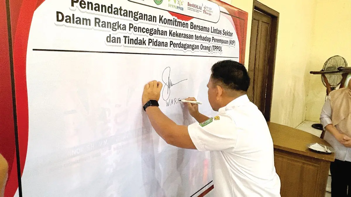KOMITMEN: Asisten I Setda Kotim Waren melakukan penandatanganan komitmen bersama lintas sektor dalam rangka pencegahan kekerasan terhadap perempuan (KtP) dan tindak pidana perdagangan orang (TPPO), Rabu (8/7/2026) tadi. FOTO: YUNI/RADAR SAMPIT 