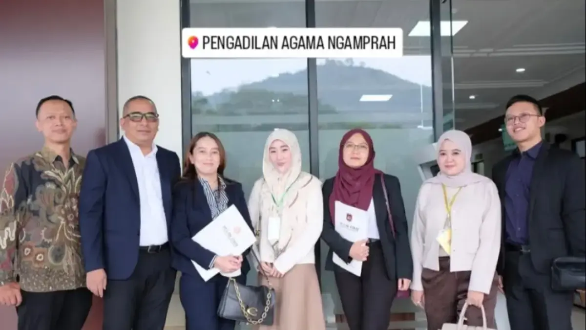 Larissa Chou bersama tim pengacaranya yang menangani kasus perceraian di pengadilan. (Threads: larissachou)