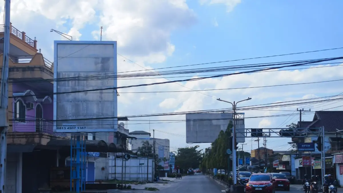 Papan reklame yang tampak kosong di salah satu ruas jalan di Kota Sampit, Kabupaten Kotim.  (Akbar/Radar Sampit)