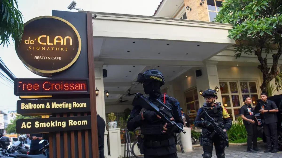  Penggeledahan Cafe de