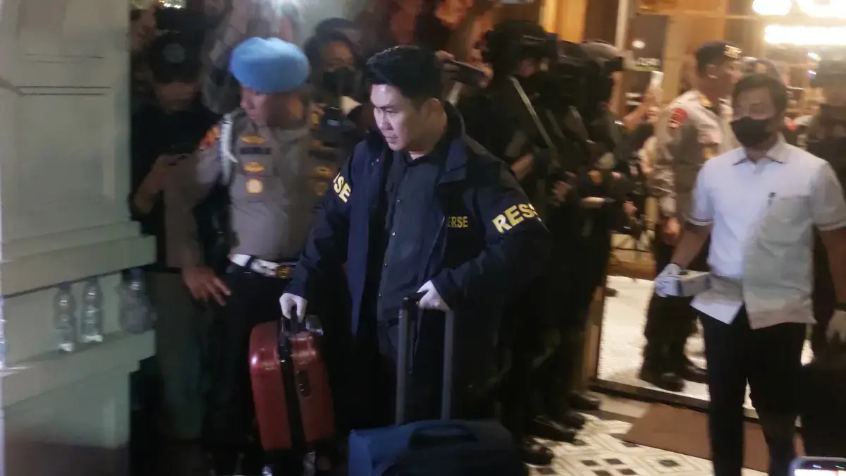 Petugas membawa sejumlah koper berisi uang Rp60 miliar dan sejumlah dokumen yang disita dari de’Clan Cafe Jaksel, Rabu (8/7). (Ryandi Zahdomo/JawaPos.com)