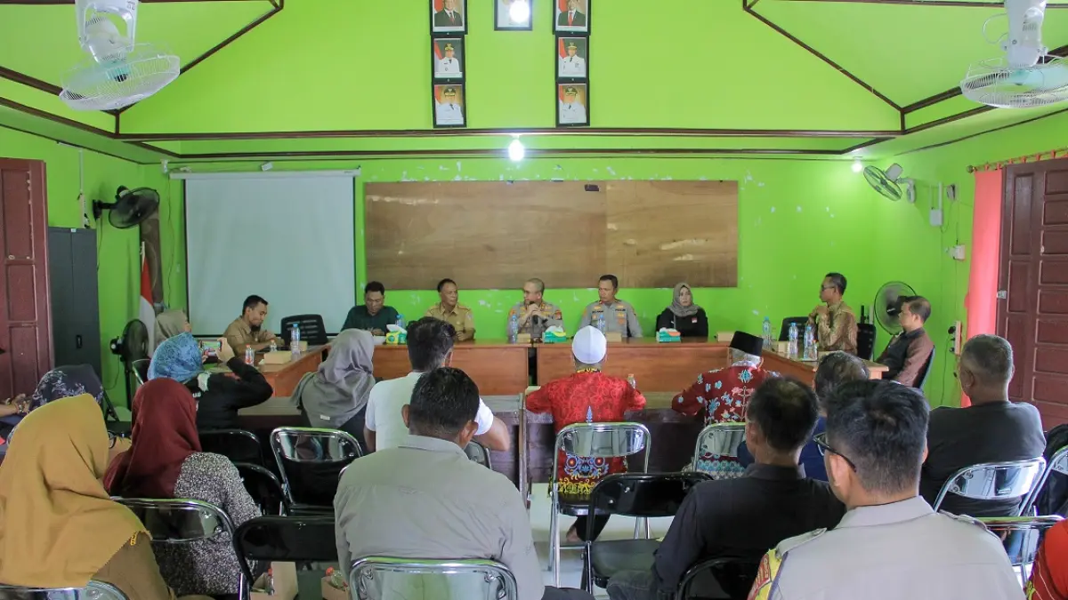 PILKADES: Kapolres Seruyan AKBP Beddy Suwendi silaturahmi dengan warga di Balai Desa Pematang Limau, Kecamatan Seruyan Hilir, Selasa (7/7). (RIFANI/RADAR SAMPIT)&nbsp;