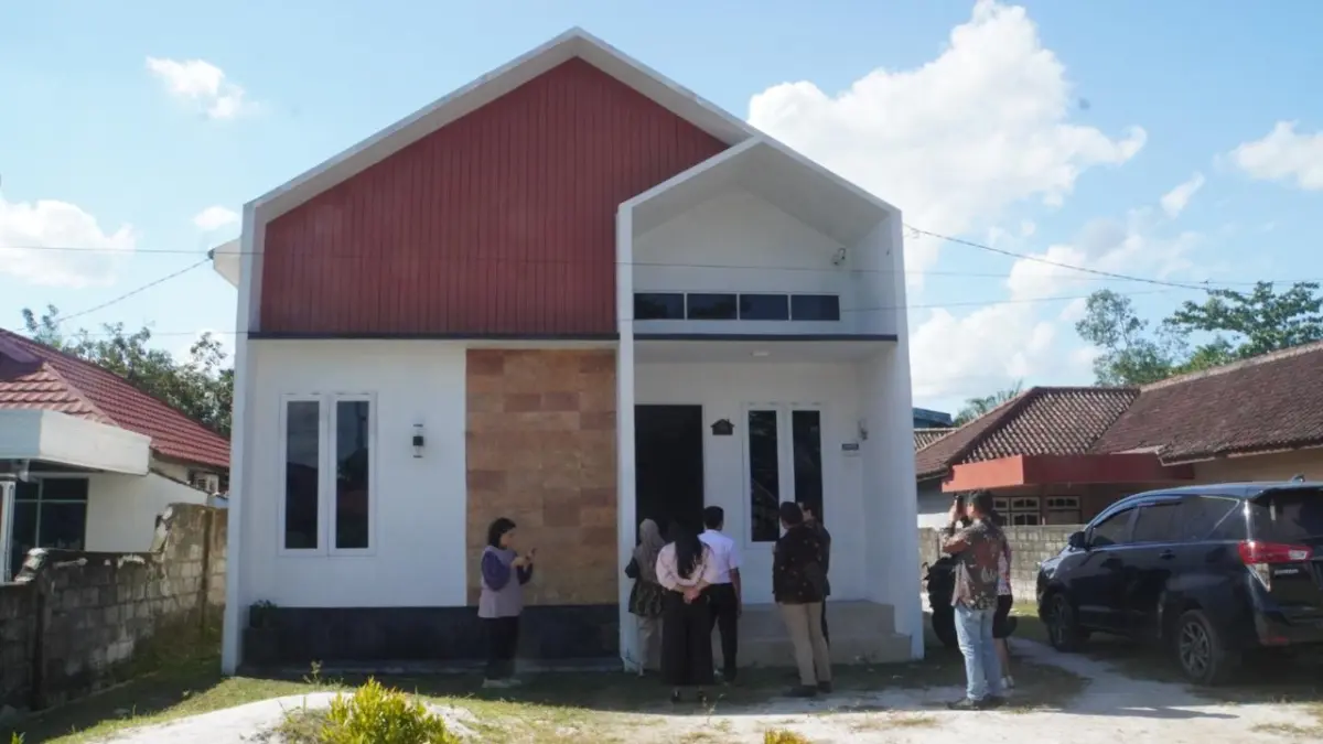 Direktur Operasi Pemanfaatan BP Tapera Muhammad Nauval Al Ammari Bersama PGS Pimpinan Cabang Bank BRI KC Sampit Aditya Warman, serta Team Member Mortgage Bank BRI Kantor Wilayah Kalimantan Tengah Damas Pandya Janottama meninjau pelaksanaan Program Kredit Bangun Rumah (KBR) di Sampit, Rabu (8/7). 