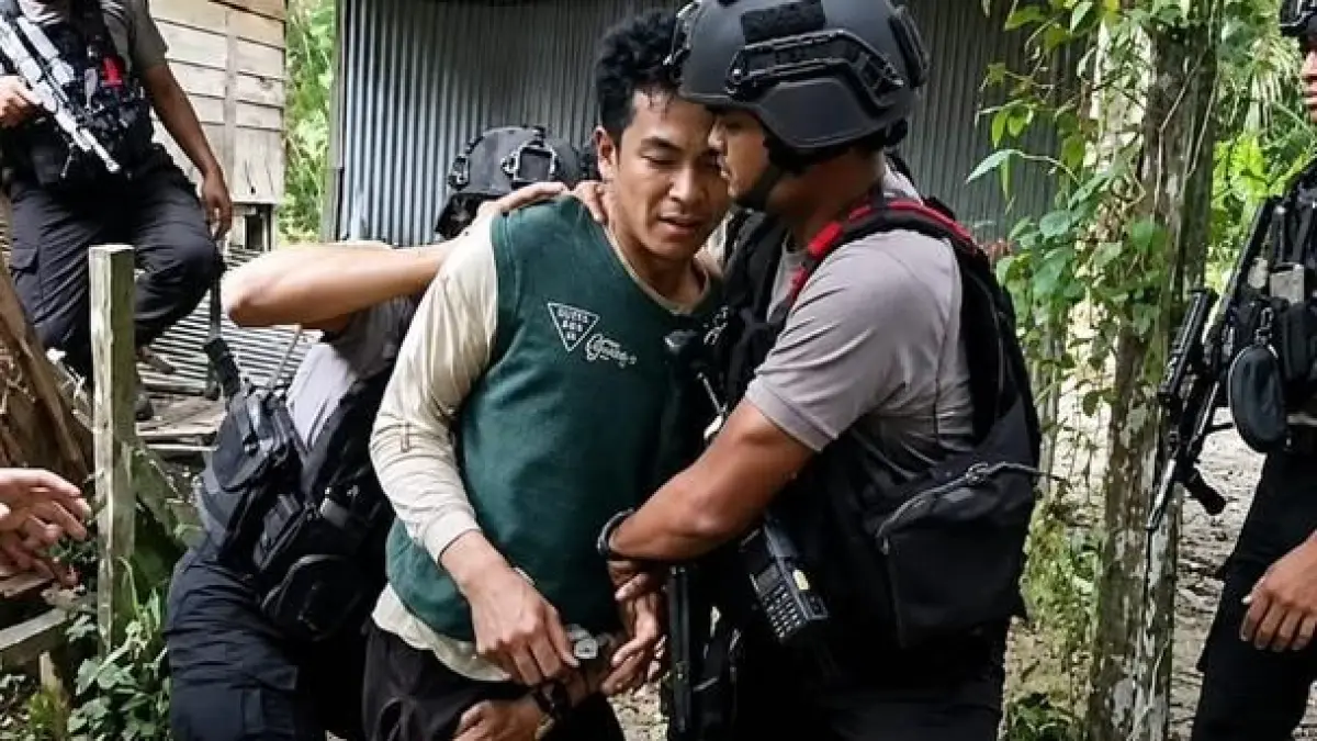 Salah satu terduga pelaku penyerangan petugas, saat diamankan tim gabungan kepolisian dari tempat persembunyiannya, belum lama tadi.(istimewa/tim gabungan)