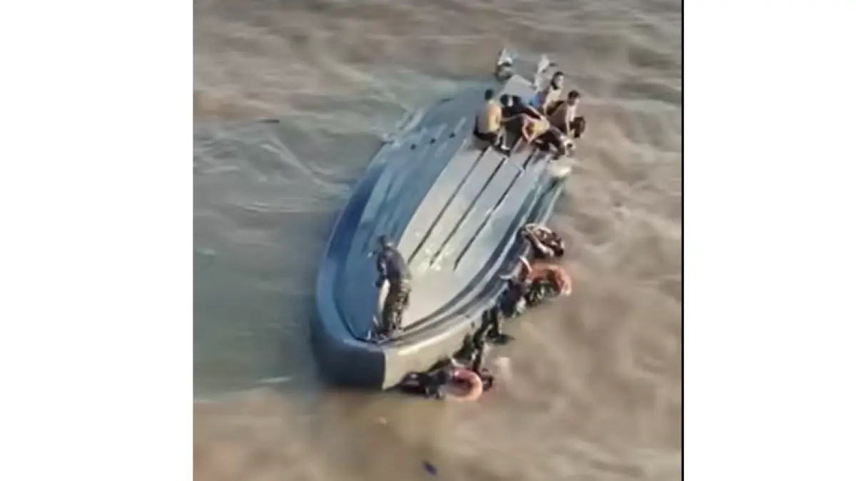 Sebuah kapal cepat (speedboat) diduga milik TNI terbalik saat melintasi Sungai Murung, Kabupaten Kapuas, Kalimantan Tengah, Kamis (9/7/2026) sore. (facebook/netizen update)