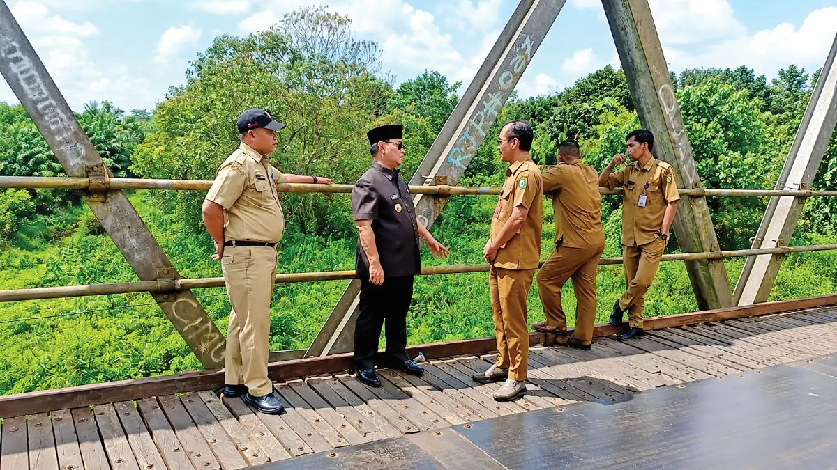 TINJAU: Bupati Kotim Halikinnor bersama jajaran terkait saat meninjau kondisi Jembatan Patah di Jalan Kapten Mulyono Sampit, Selasa (7/7/2026) tadi. FOTO: SDABMBKPRKP KOTIM/RADAR SAMPIT 