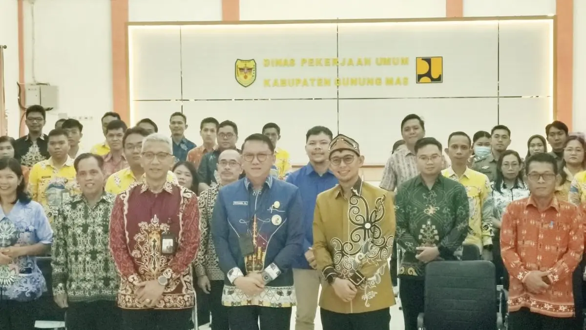 BERSAMA : Sekda Gumas Richard (batik biru) berfoto bersama dengan para ASN yang mengikuti kegiatan edukasi sekolah pasar modal terpadu tahun 2026 di aula kantor Dinas PU Gumas, Kamis (9/7/2026). FOTO : DISKOMINFO SANTIK GUMAS/RADAR SAMPIT