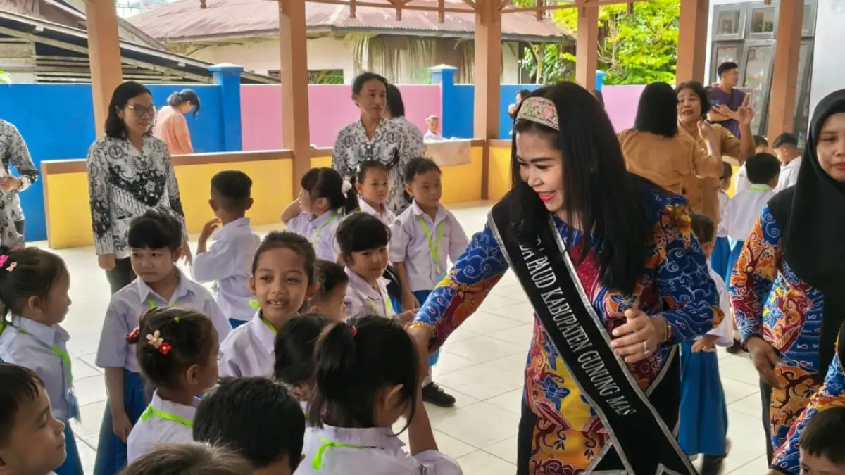 Bunda PAUD Kabupaten Gumas Mimie Mariatie Jaya Samaya Monong mengunjungi Sekolah TK yang sedang melaksanakan MPLS, Selasa (8/7). (DISKOMINFO SANTIK GUNUNG MAS) 