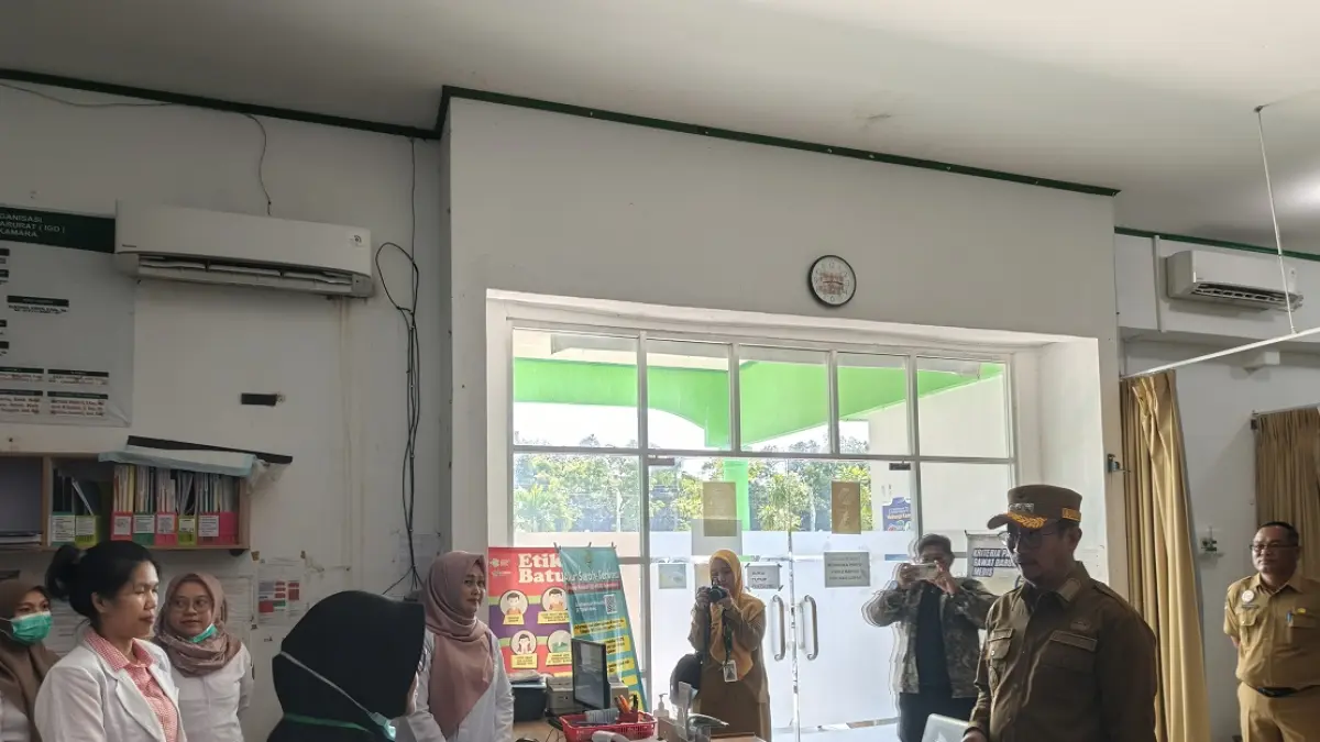 Bupati Sukamara Masduki memantau layanan di RSUD Nawawi Mahmuda Sukamara, beberapa waktu lalu. (NNY/RADAR SAMPIT)&nbsp;