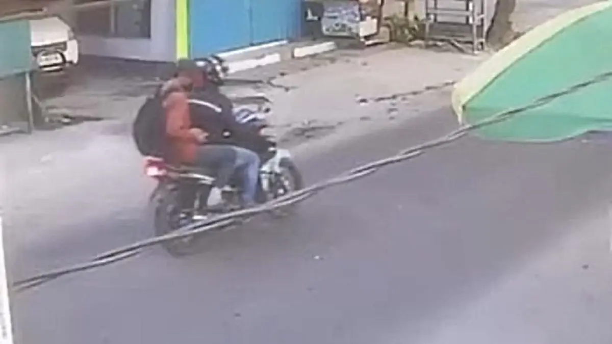Dua tersangka penjambretan di Baamang terekam kamera pengawas melaju menggunakan sepeda motor usai beraksi, Jumat (10/7/2026). (Warga/Radar Sampit)&nbsp;