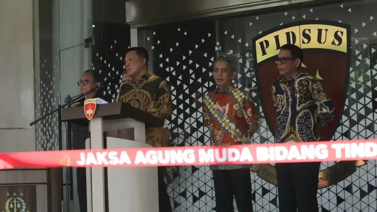 Jaksa Agung Muda Tindak Pidana Khusus Kejaksaan Agung, Febrie Adriansyah menyampaikan keterangan pers di Gedung Bundar Jampidsus Kejagung, Jakarta, Jumat (10/7/2026). (Dery Ridwansah/JawaPos.com)

 
