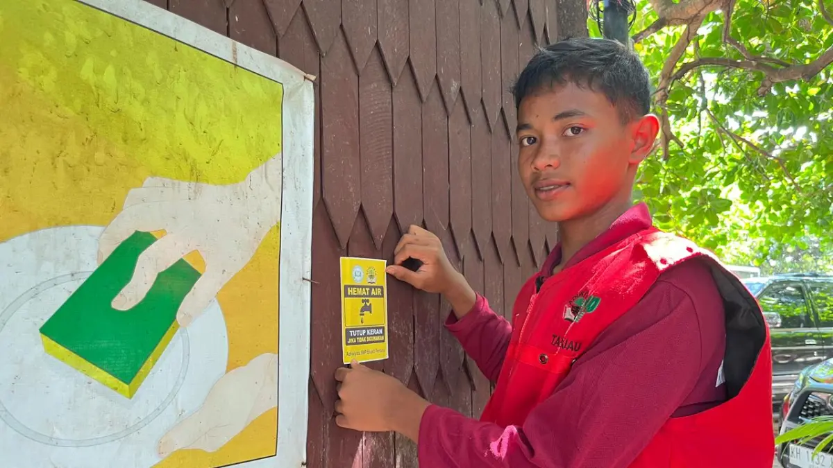 JANGAN BUANG-BUANG AIR: Menempel stiker ajakan hemat air di tempat wisata Ujung Pandaran.