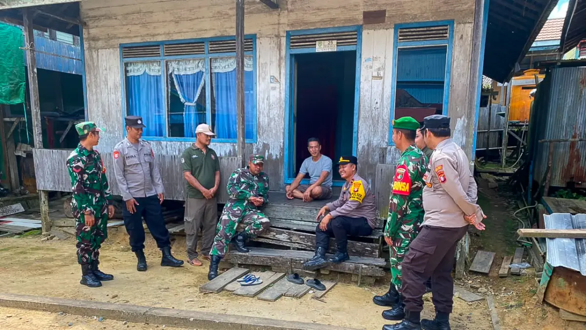 Kapolsek didampingi personel Polsek Seruyan Hulu, anggota Koramil Seruyan Hulu, serta Satpol PP Seruyan Hulu, saat menyambangi warga. (istimewa)