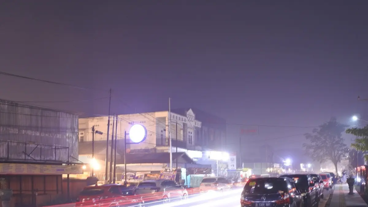 Ketika kabut asap melanda Kota Sampit di malam hari pada tahun 2023 lalu. (dok.radarsampit)
