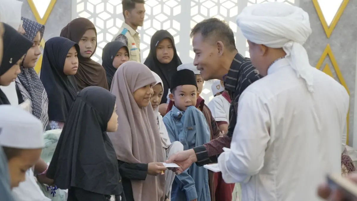 Manager PLN UP3 Banjarmasin, Yanuar, saat menyerahkan bantuan perlengkapan sekolah dan uang saku kepada puluhan anak yatim dan dhuafa di Aula Merdeka PLN UP3 Banjarmasin sebagai bekal menyambut tahun ajaran baru, pada Jumat (26/6) lalu.