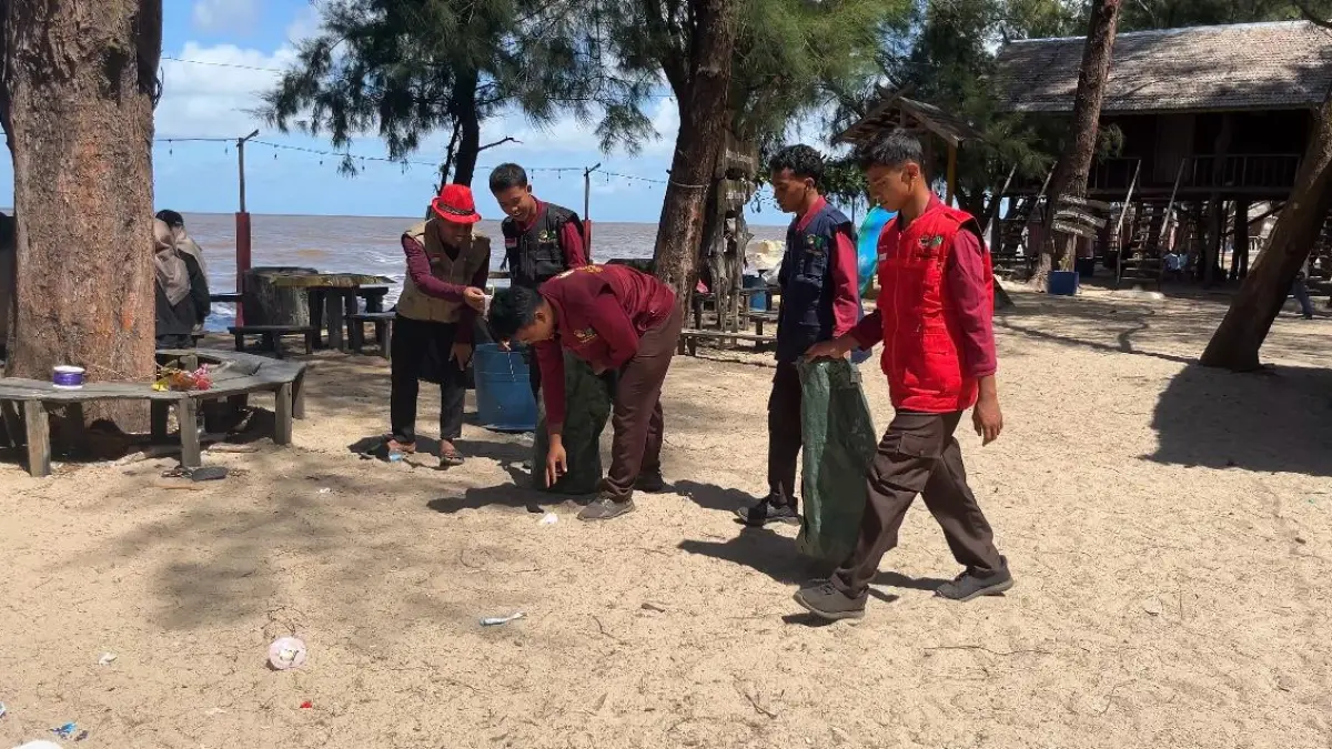 MEMILAH SAMPAH: Mengambil sampah plastik yang masih banyak ditemukan
