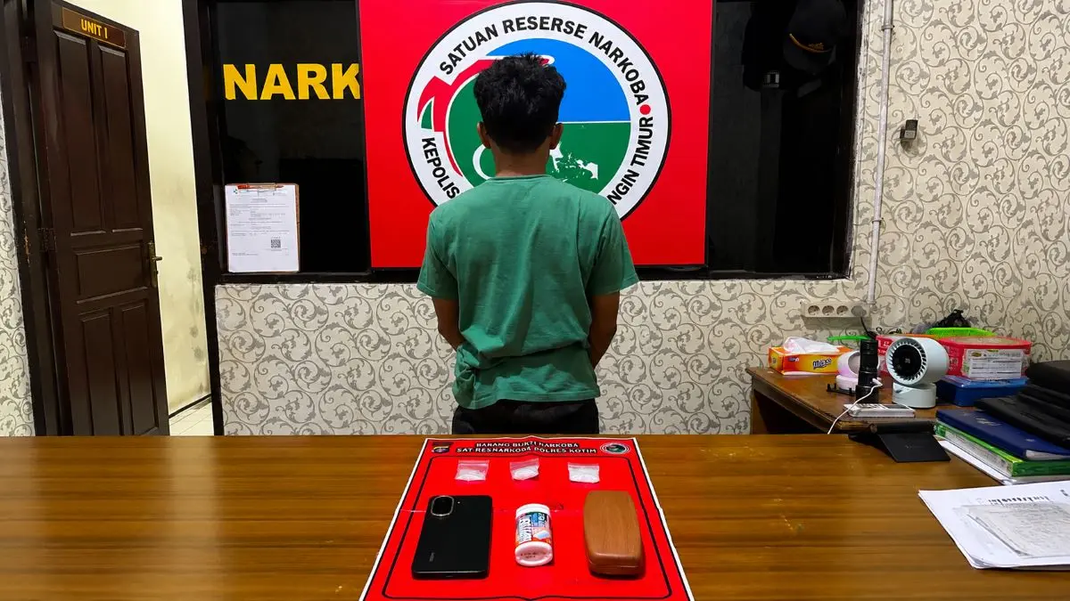 NARKOBA: Pelaku AR (44) bersama barang bukti narkoba diamankan di Mapolres Kotim. FOTO: IST/RADAR SAMPIT