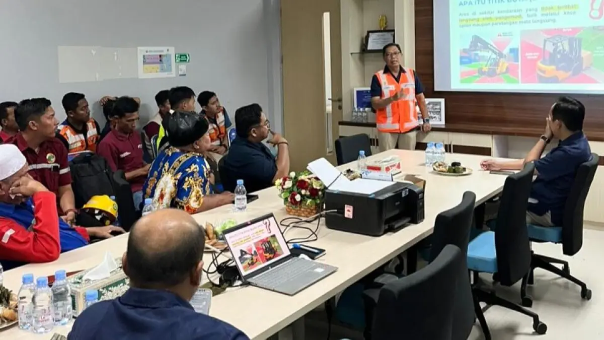 Pemberian materi edukasi mengenai bahaya blind spot alat berat kepada operator, pengemudi truk, dan TKBM dalam kegiatan Ngobras K3 di TPK Bagendang, Kamis (10/7).