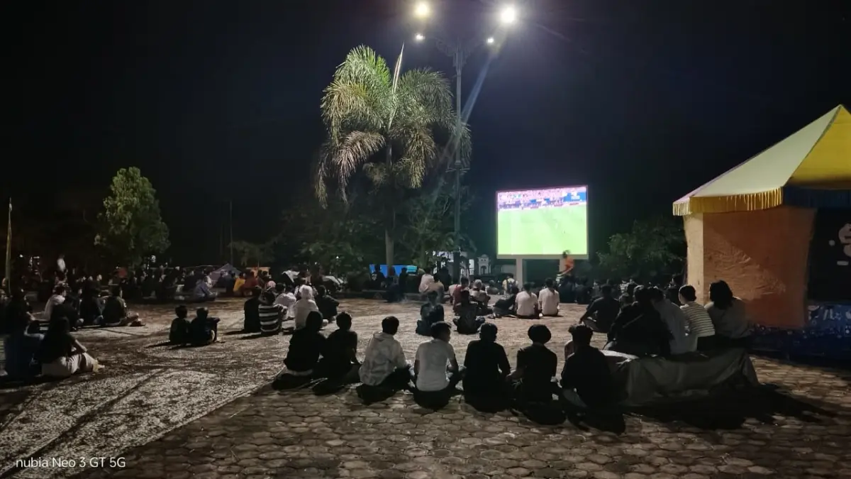 Pemkab Lamandau menggelar nobar di Bundaran Rusa Nanga Bulik dan areal parkir Dinas Pemuda dan Olahraga Kabupaten Lamandau. (RIA/RADAR SAMPIT)&nbsp;