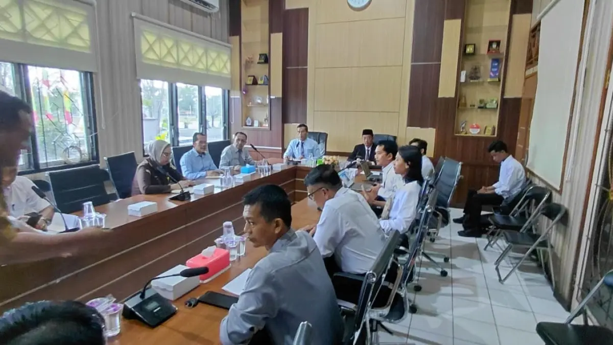 Pemkab Sukamara rapat koordinasi dengan PLN terkait dengan desa yang belum teraliri listrik. &nbsp; (NNY/RADAR SAMPIT)&nbsp;