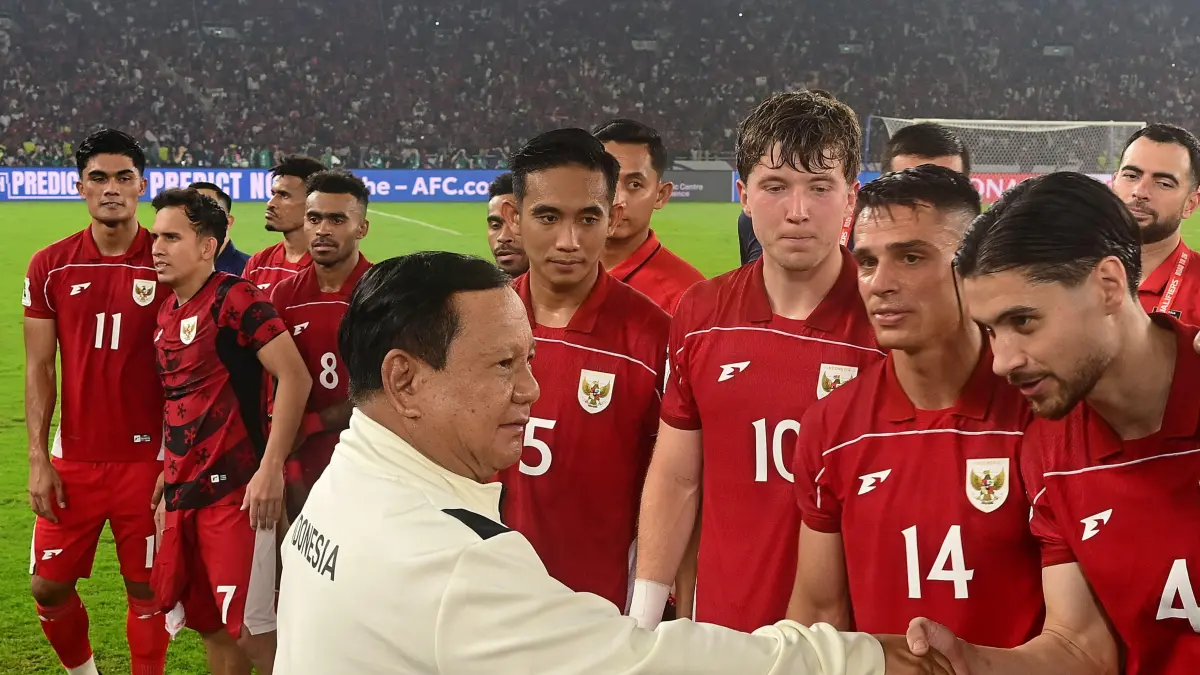 Presiden Prabowo Subianto saat menyalami pemain timnas Indonesia, saat masa kualifikasi Piala Dunia 2026 lalu.(dok.pssi)