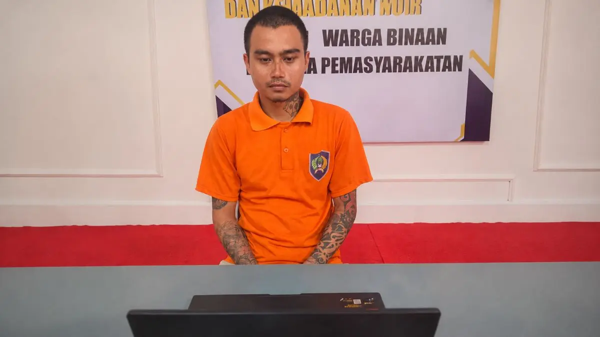 SIDANG: Adi Purnowo menjalani persidangan dengan agenda mendengarkan putusan Majelis Hakim Pengadilan Negeri Nanga Bulik, Kamis (9/7/2026). FOTO: RIA/RADAR SAMPIT